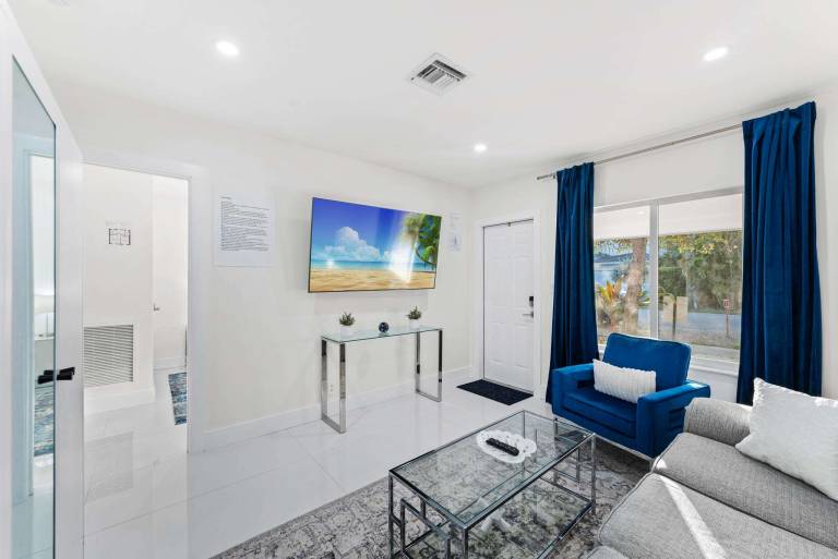 Uhost AI 4 Unit Gem Mins to Las Olas Beach