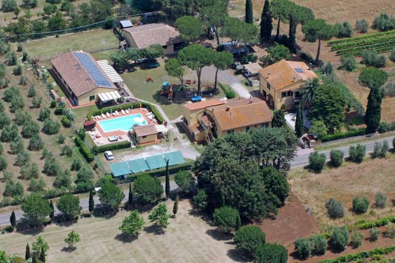 Wohnung in Cecina mit Grill, Pool & Whirlpool