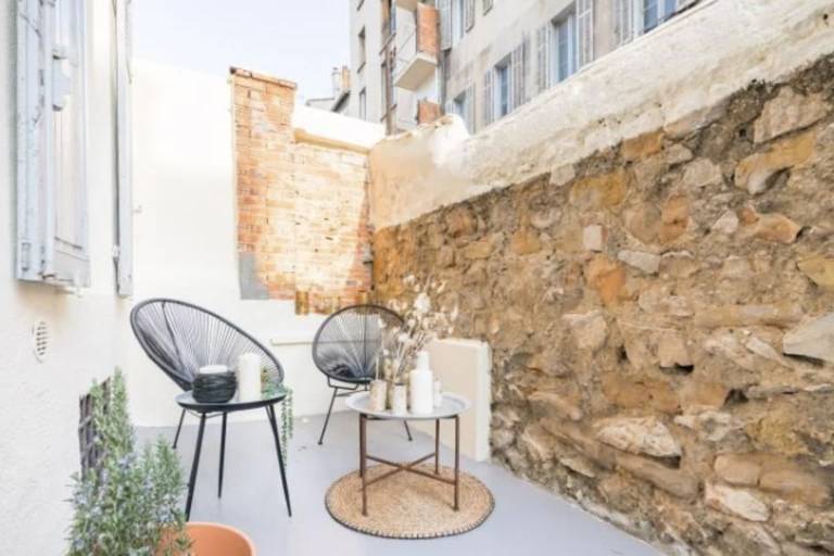 Bright 47 M2 With Nice Terrace Hypercenter