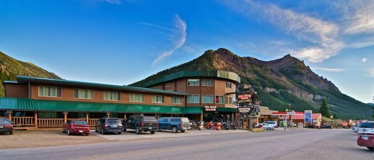 Lodge Cooke City