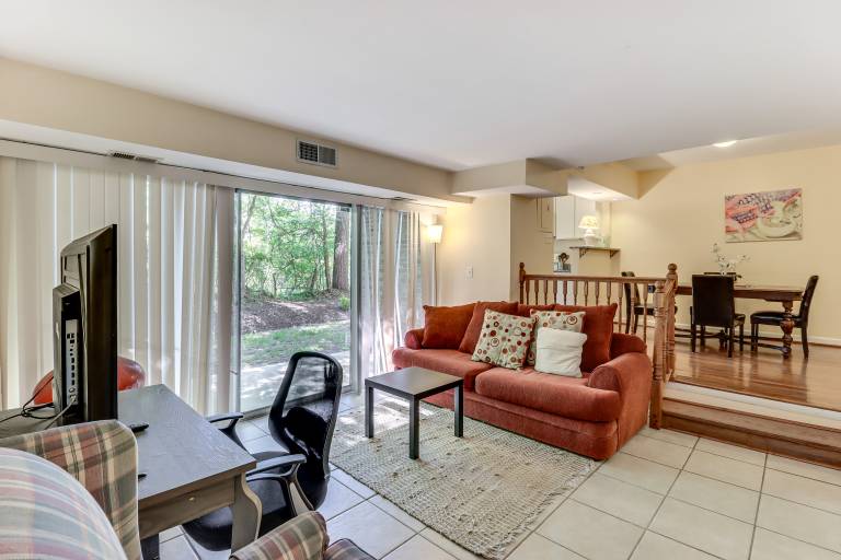 1 Mi to UMD Convenient Cozy Condo w Patio