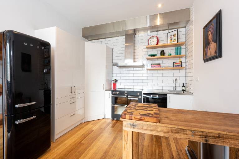 Stylish 3 bed Unit in the Heart of Melbourne CBD