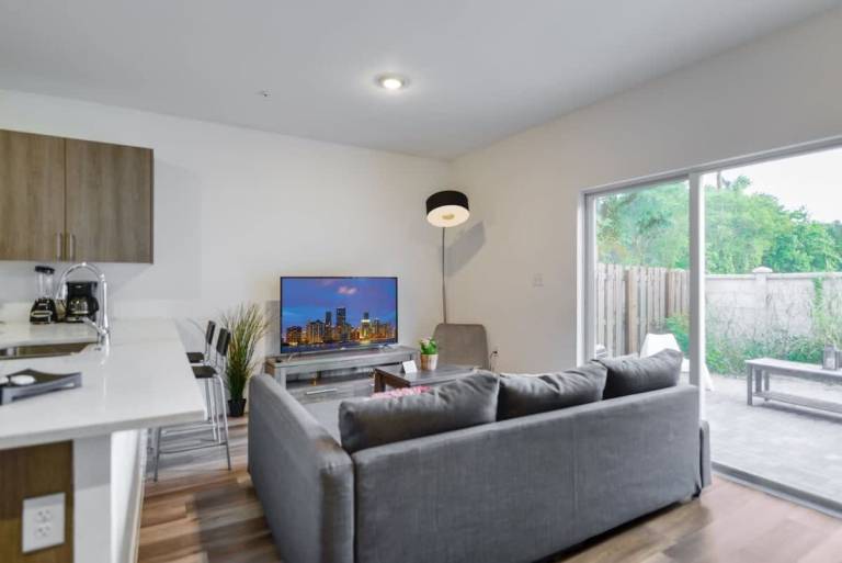 Spacious Townhouse with Free Parking in Miami