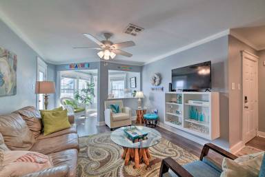 Port Aransas Condo w/ Outdoor Pool - Pets Welcome!