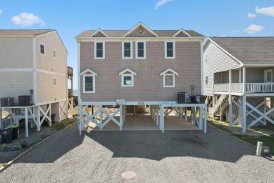 "Dune Life" - Oceanfront Home, 4 Bedrooms / 3.5 Bathrooms, pet friendly!