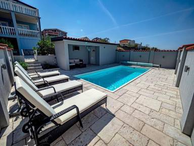 Große Ferienwohnung in Cesarica mit Privatem Pool