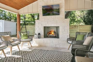 Pleasant Holiday House in Fredericksburg with Electric Fireplace