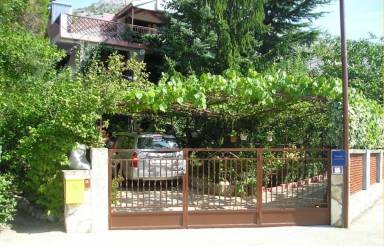 Gemütliche Ferienwohnung in Starigrad mit Gemeinsamem Garten