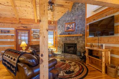 Bearly a Care - pet friendly home, hot tub, pool table, foosball, close to tubing and zip lines