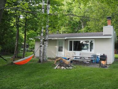 Settle into your vacation home beside Glen Lake's crystal clear waters - HomeToGo