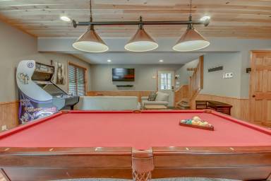 "Eagles Nest" EV Charger, Game Room, Hot Tub, Fire Pit, Gas Grill, 9 Smart TV's, Wi-Fi