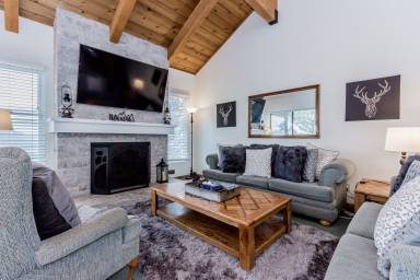 Val D'lsere 21 One Bedroom Loft / 2 bath, Sleeps 6, Steps to Village Gondola!