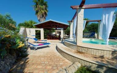 Ferienhaus aus Stein mit einem großen Grundstück und einem herrlich entspannenden Whirlpool im Garten