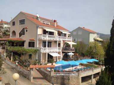 Appartement in Novi Vinodolski mit Garten, Terrasse und gemeinsamem Pool