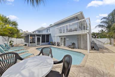 Lantana Pet Friendly Home Located in Siesta Key Village w/ Heated Pool, Walk to Beach!