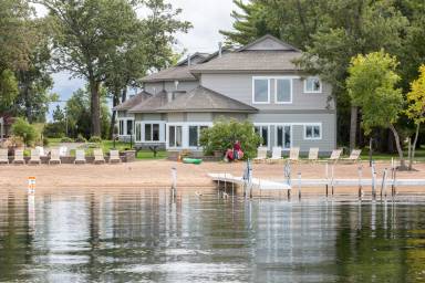 Bright Lakefront Getaway, steps from sandy Gull Lake beach