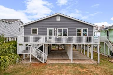 Lovely Holiday House in Holden Beach with Barbecue + Canal View