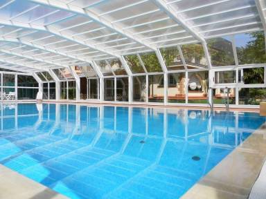 Villa mit privatem überdachbarem Pool
