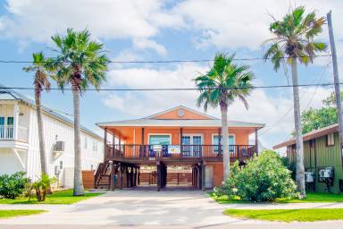 Pleasant Holiday House in Port Aransas with Private Pool