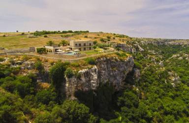 Komfortable Villa auf einem Felsvorsprung mit Blick auf die Cava d'Ispica mit Sonnenterrasse und Pool