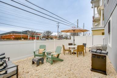 ‘The Kraken’ Wildwood Townhome: 1/2 Mi to Beach!