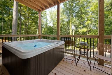 New! Private Location Hot tub, Pool table, Multicade, free attraction passes