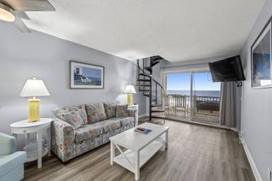 Cozy Beachfront condo Free Attraction Tickets!