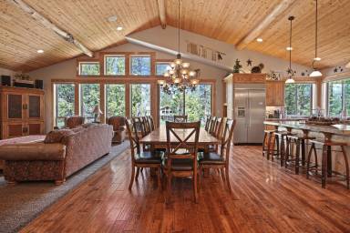 House in Sunriver with Terrace, Pool & Barbecue