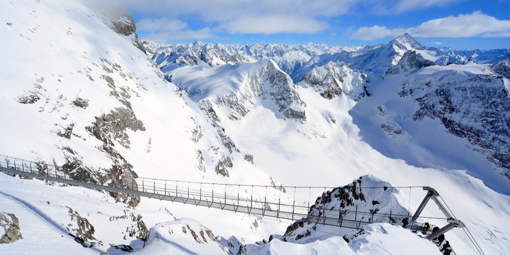 Brug naar het panoramarestaurant bij Titlis