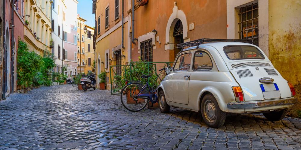 Toscaanse straten met oude italiaanse auto
