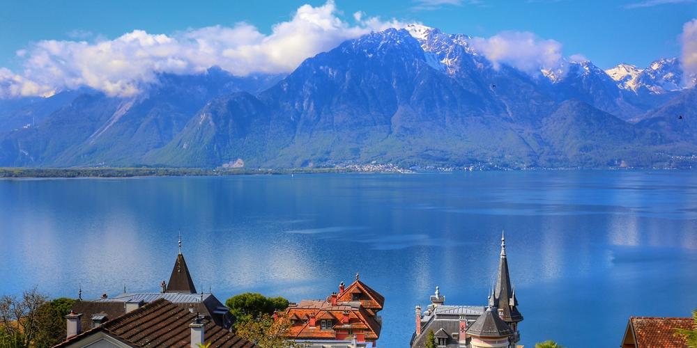 Uitzicht op bergen bij het meer van geneve