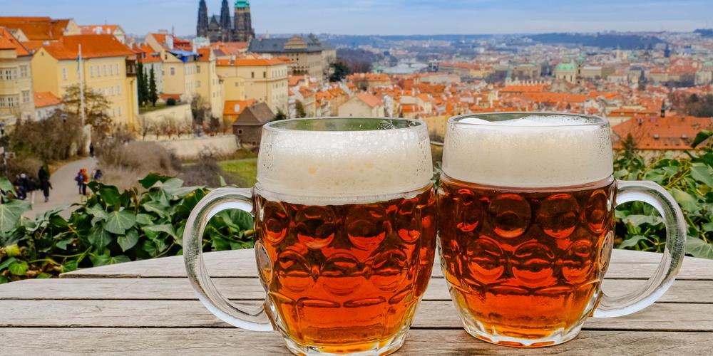 Czeskie piwo i widok na Pragę