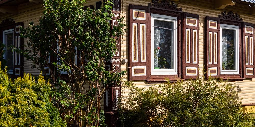 Drewniany dom na Szlaku Otwartych Okiennic na Podlasiu