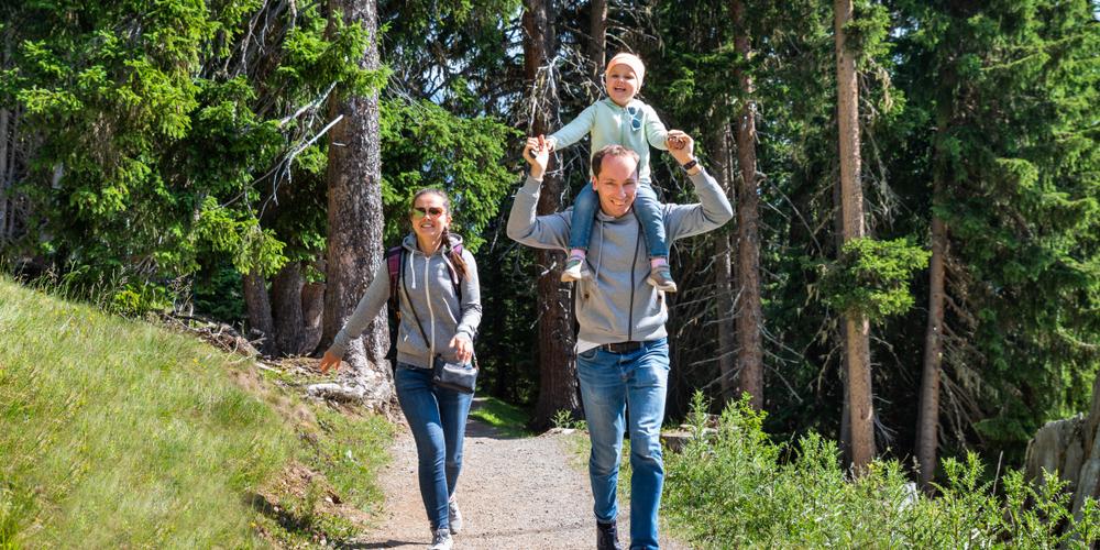 Gezin aan het wandelen in Oostenrijk