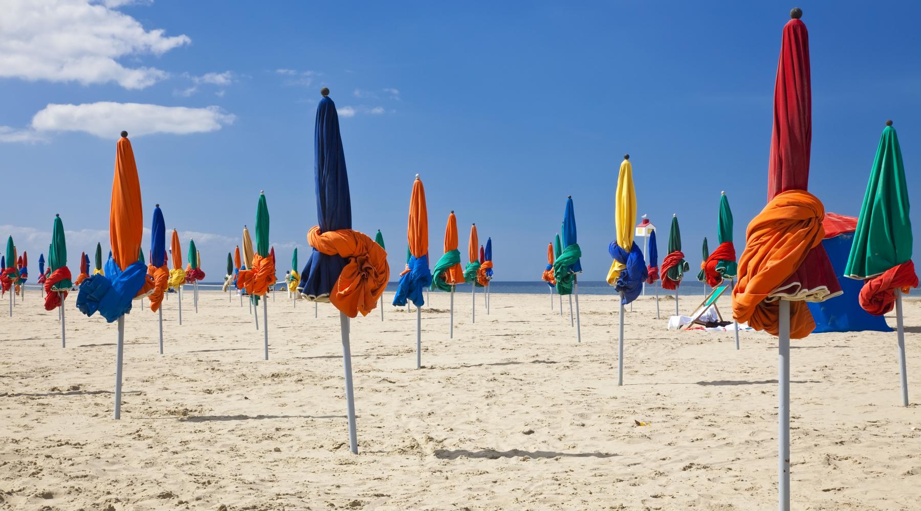 Plage avec parasols colorés à Deauville