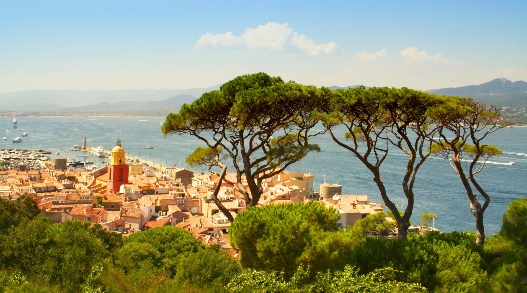 Vue panoramique sur la ville et le port de Saint-Tropez