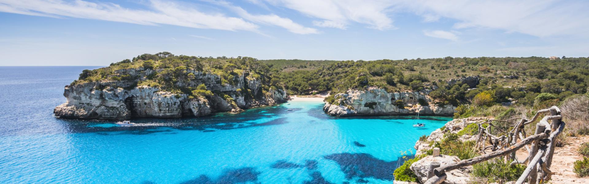Besök en av Spaniens mest tidlösa klassiska semesterorter – Semesterboende Menorca - Casamundo