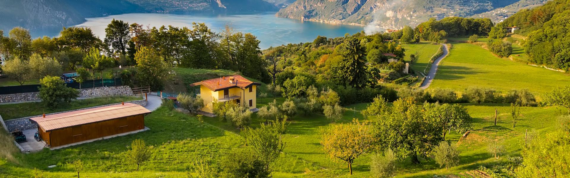 Find the perfect vacation home Lake Iseo - Casamundo