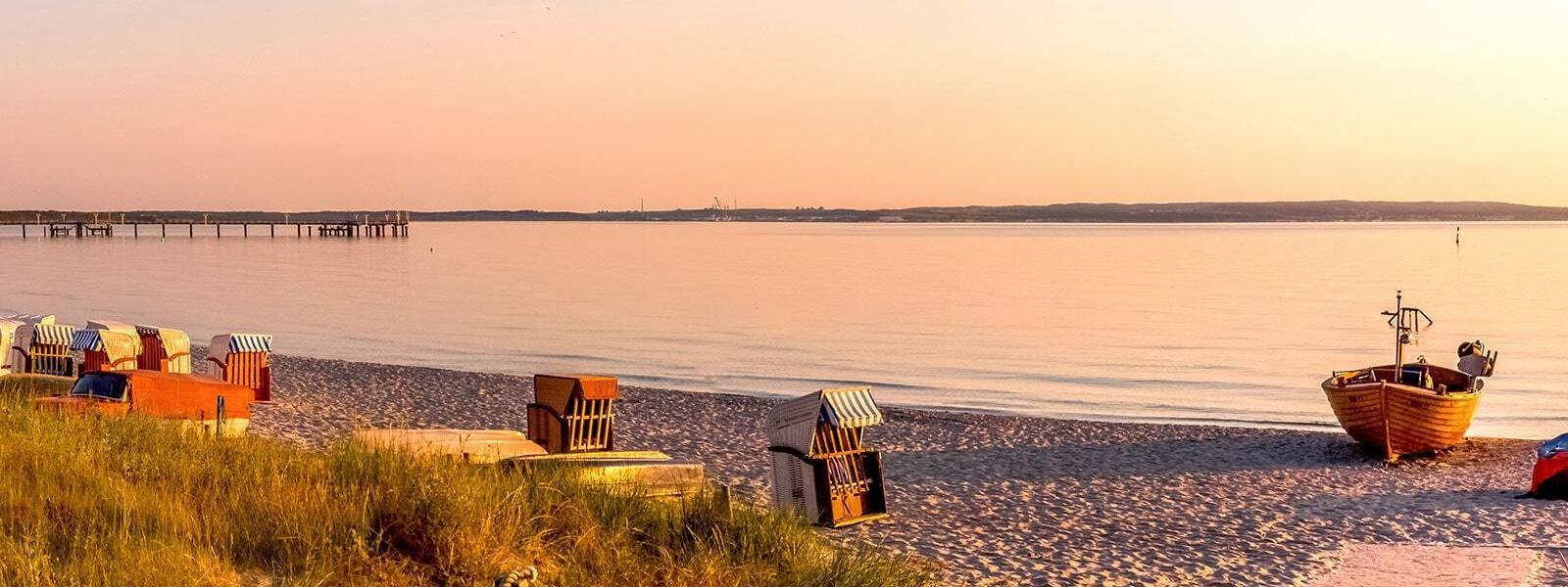 Ostsee-Strand auf Rügen im Sonnenuntergang