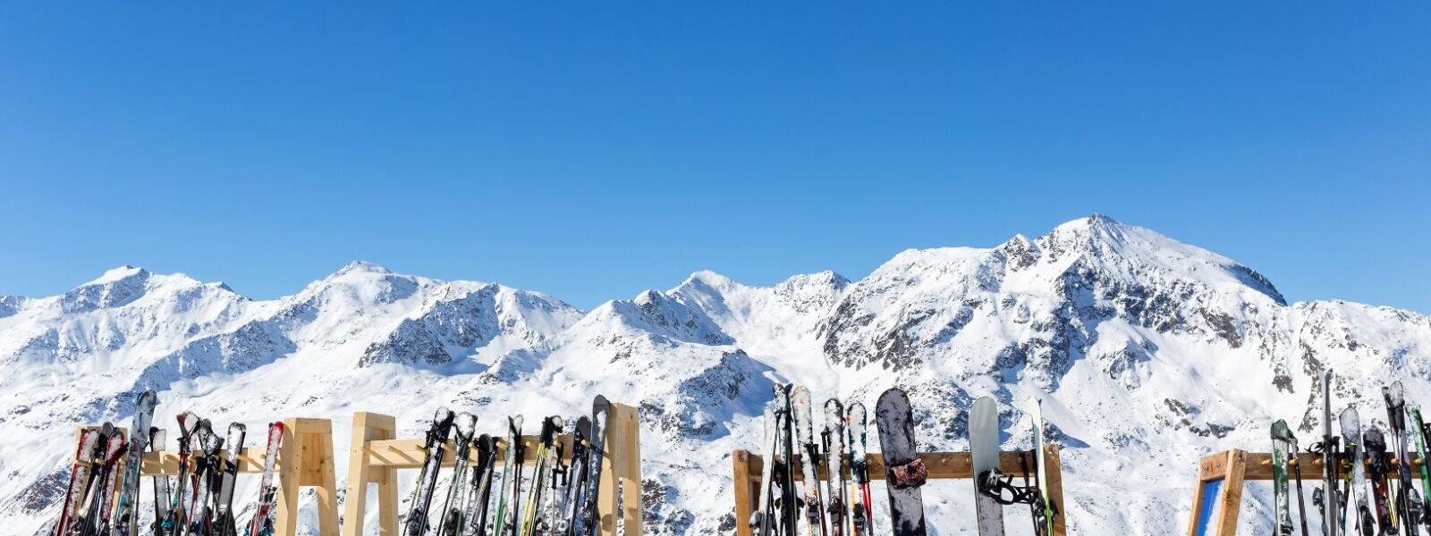 Ötztal: Skier und Snowboards auf der Piste mit Ötztaler Alpen im Hintergrund.