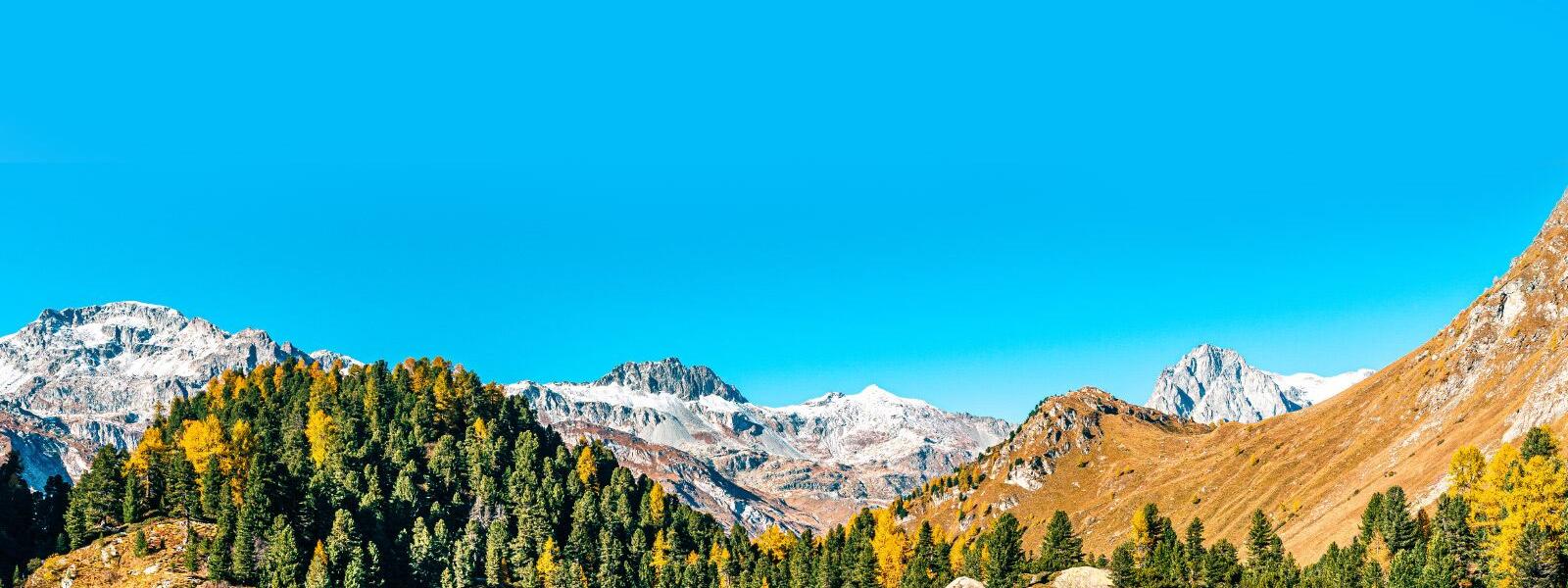 Cavloc-See im Bergell in Graubünden mit Bergen des Engadins Piz Grevasalvas, Piz Materdell und Piz Lagrev