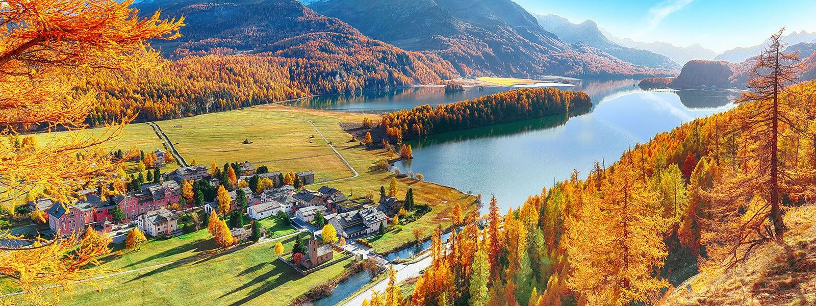 Blick auf Sils im Engadin (Segl) und den Sils See (Silsersee) im Bezirk Maloya, Engadiner Region, Kanton Grisons, Schweiz.