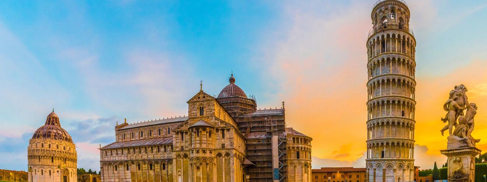Domplatz der toskanischen Stadt Pisa mit Turm von Pisa