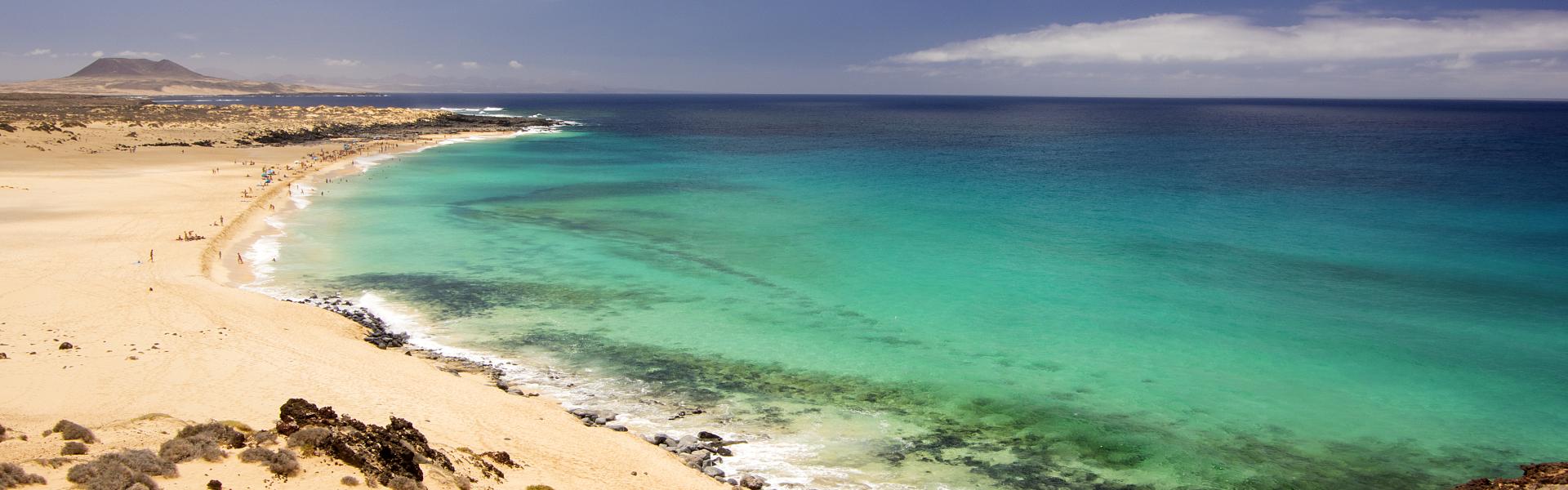 Golden sand, virgin land, turquoise waters and stunning views. Paradise does exist, it is in the Canary Islands, on the Island of La Graciosa and it is called Playa de las Conchas.