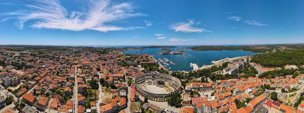 
                          Strände bei Pula - Baden und historisches Sightseeing
                       - Interhome