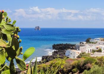 Case vacanze sull'isola di Stromboli, nella magia del vulcano - HomeToGo