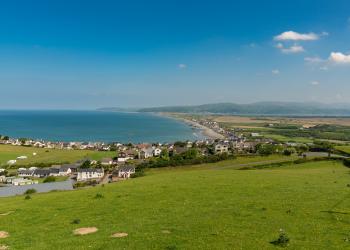 Explore the wild Welsh coast from your Borth holiday cottage - HomeToGo