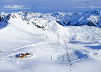 Vakantiehuis in Arosa met uitzicht op imposante bergtoppen met sneeuw - HomeToGo