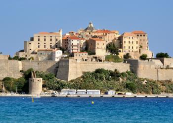 Una casa vacanze a Calvi: il modo ideale per scoprire la Corsica. - HomeToGo