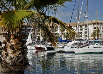 Een vakantiewoning in Fréjus: historie en waterpret aan de Côte d'Azur - HomeToGo